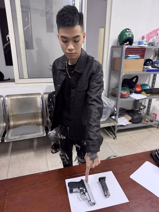 Đối tượng khai nhận, mua súng mang theo bên mình để phòng thân