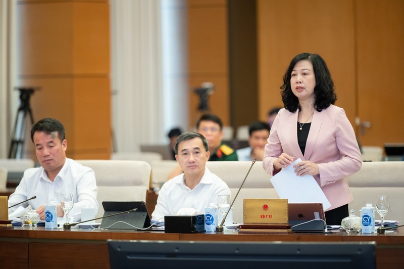 Bộ trưởng Bộ Y tế Đào Hồng Lan báo cáo tại phiên họp
