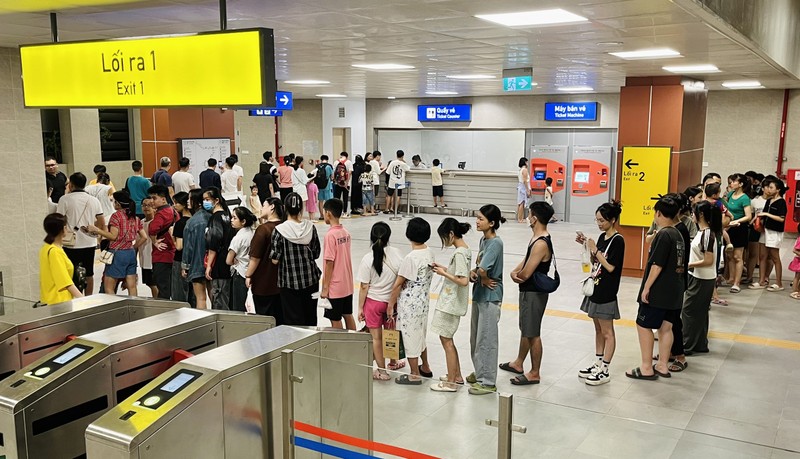 Người dân xếp hàng trải nghiệm metro Nhổn- Ga Hà Nội 2 ngày cuối tuần qua