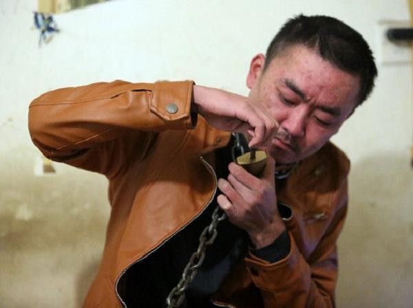 Người đàn ông Trung Quốc tự xích cổ để cai rượu ảnh 2 Người đàn ông Trung Quốc tự xích cổ để cai rượu ảnh 2