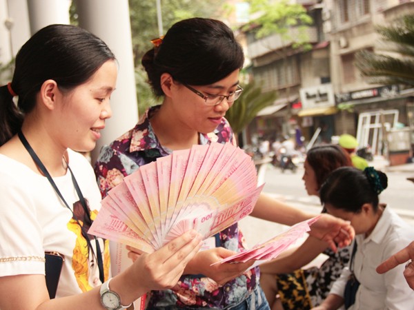 Đợi cả giờ để mua tiền lưu niệm ảnh 2 Đợi cả giờ để mua tiền lưu niệm ảnh 2