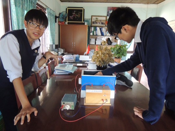Học sinh lớp 10 chế tạo thiết bị quan sát chuyển động của hạt phóng xạ. ảnh 1 Học sinh lớp 10 chế tạo thiết bị quan sát chuyển động của hạt phóng xạ. ảnh 1