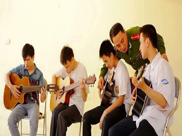 Người thầy cảnh sát dạy nhạc cho học sinh khiếm thị ảnh 1 Người thầy cảnh sát dạy nhạc cho học sinh khiếm thị ảnh 1