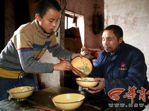 Cậu bé 13 tuổi chăm sóc cha mẹ bị mù suốt 9 năm ảnh 1 Cậu bé 13 tuổi chăm sóc cha mẹ bị mù suốt 9 năm ảnh 1