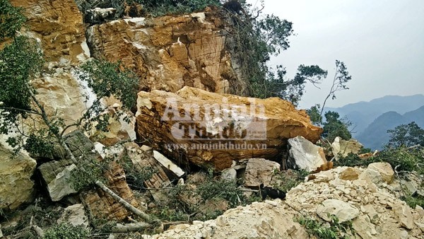 Đá sập đè nát máy xúc, một công nhân bị thương ảnh 1 Đá sập đè nát máy xúc, một công nhân bị thương ảnh 1