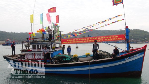 Quảng Ngãi: Ngư dân làm lễ ra quân đánh bắt hải sản đầu năm ảnh 3 Quảng Ngãi: Ngư dân làm lễ ra quân đánh bắt hải sản đầu năm ảnh 3