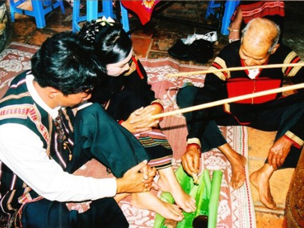Tái hiện “Lễ hỏi chồng”của đồng bào Ê Đê ảnh 1 Tái hiện “Lễ hỏi chồng”của đồng bào Ê Đê ảnh 1