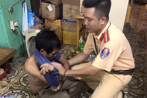 Chủ tịch nước Trần Đại Quang gửi thư khen 4 cán bộ chiến sĩ Công an giúp dân trong bão số 3 ảnh 2 Chủ tịch nước Trần Đại Quang gửi thư khen 4 cán bộ chiến sĩ Công an giúp dân trong bão số 3 ảnh 2
