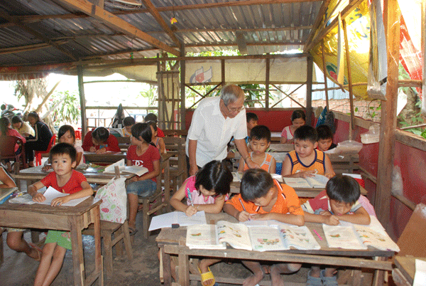 Ông giáo già và lớp học xoá mù chữ vùng biên ảnh 2 Ông giáo già và lớp học xoá mù chữ vùng biên ảnh 2