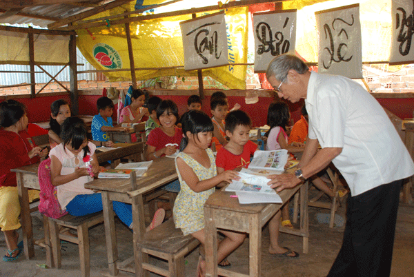 Ông giáo già và lớp học xoá mù chữ vùng biên ảnh 3 Ông giáo già và lớp học xoá mù chữ vùng biên ảnh 3