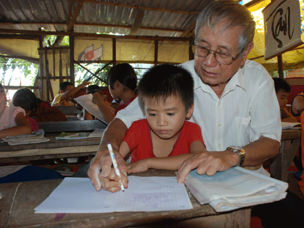 Ông giáo già và lớp học xoá mù chữ vùng biên ảnh 1 Ông giáo già và lớp học xoá mù chữ vùng biên ảnh 1