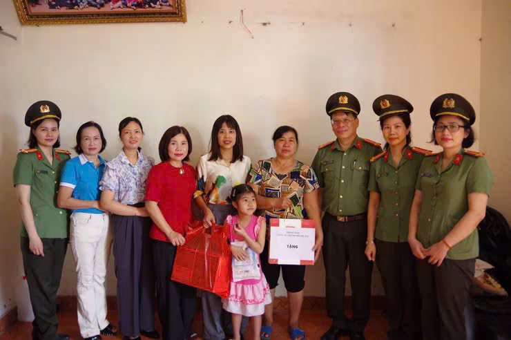 Đoàn công tác Phòng KT-NV cùng với MTTQ và Hội phụ nữ xã Vân Đình thăm, tặng quà gia đình phụ nữ có hoàn cảnh khó khăn tại thôn Giang Soi, xã Vân Đình, Hà Nội Đoàn công tác Phòng KT-NV cùng với MTTQ và Hội phụ nữ xã Vân Đình thăm, tặng quà gia đình phụ nữ có hoàn cảnh khó khăn tại thôn Giang Soi, xã Vân Đình, Hà Nội