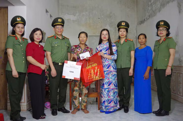 Đoàn công tác Phòng Kỹ thuật Nghiệp vụ- Công an Thành phố Hà Nội thăm tặng quà gia đình Chị Ngô Thị Quang - Thôn Nội Xá - xã Hoà Xá Đoàn công tác Phòng Kỹ thuật Nghiệp vụ- Công an Thành phố Hà Nội thăm tặng quà gia đình Chị Ngô Thị Quang - Thôn Nội Xá - xã Hoà Xá