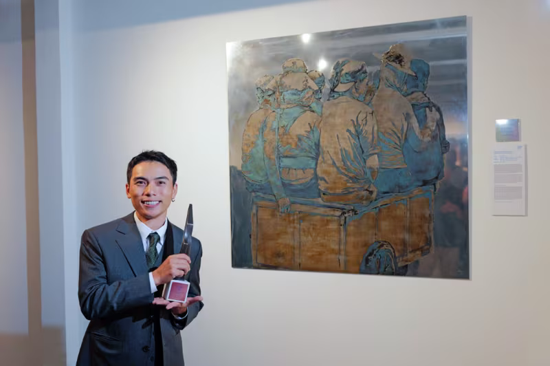 Nghệ sĩ Cao Văn Thục bên tác phẩm giành giải thưởng UOB painting of the year 2025 Nghệ sĩ Cao Văn Thục bên tác phẩm giành giải thưởng UOB painting of the year 2025