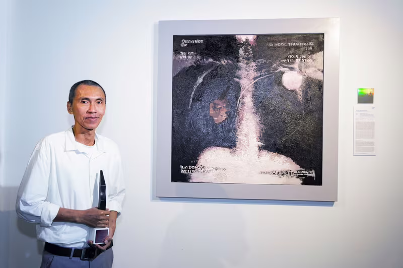 Nghệ sĩ Nguyễn Ngọc Thuần bên tác phẩm giành giải Nghệ sĩ triển vọng. Nghệ sĩ Nguyễn Ngọc Thuần bên tác phẩm giành giải Nghệ sĩ triển vọng.