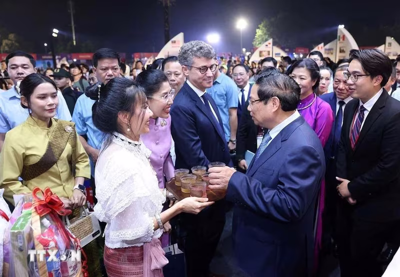 Thủ tướng Phạm Minh Chính tham quan không gian văn hóa của các nước tham dự Lễ hội. Ảnh: Kiều Trang.