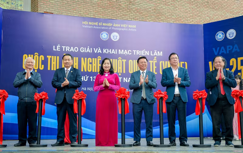 Cắt băng khai mạc triển lãm cuộc thi Ảnh Nghệ thuật Quốc tế VN-25