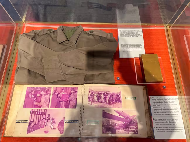 Các tư liệu, hiện vật trưng bày tại triển lãm phản ánh mối quan hệ nghĩa tình giữa hai đất nước Việt Nam - Cuba.