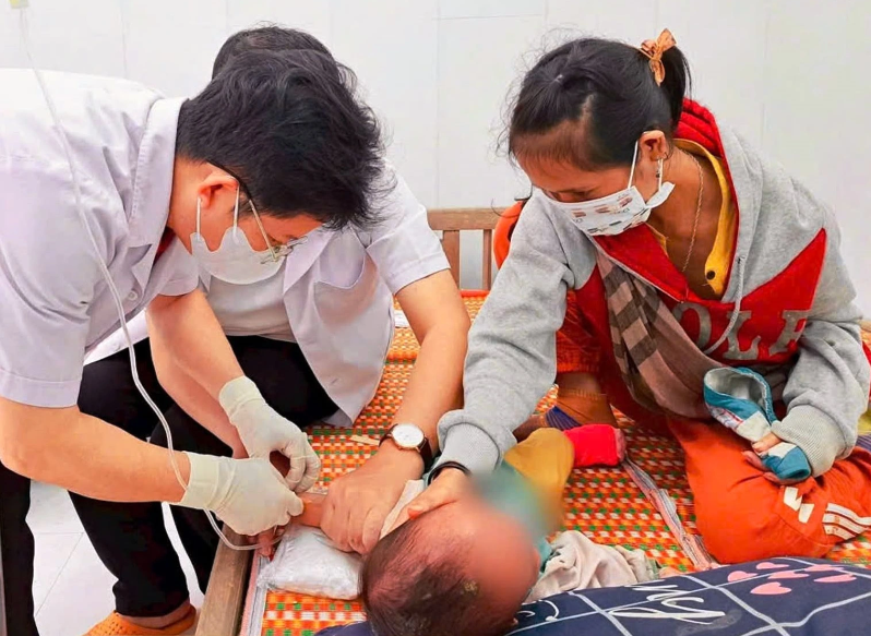 Rúng Động Giữa Đêm Khuya: Cháu Sốt Cao và Bí Mật Đằng Sau Giọng Nói Ngoài Cửa