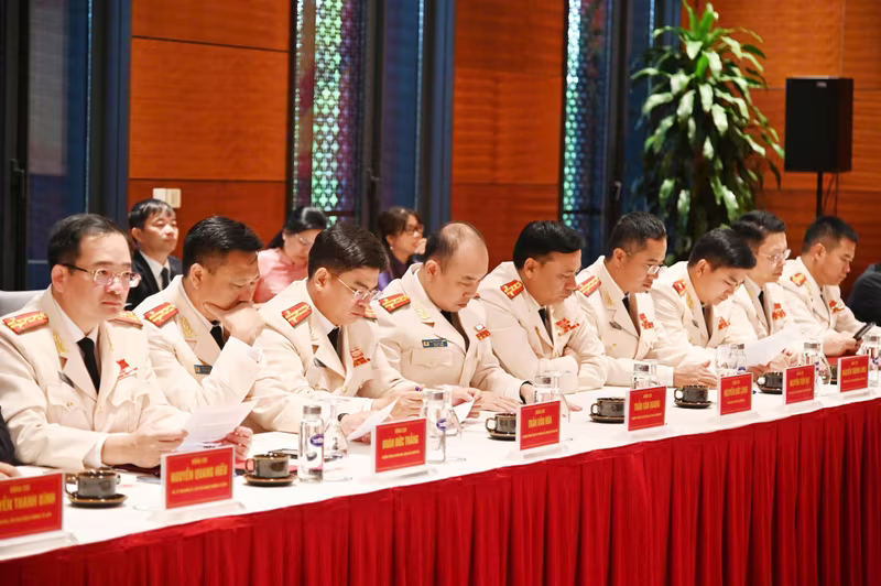 Các đại biểu ngành Công an tại phiên thảo luận tổ chiều 15-10 (Ảnh: Phú Khánh) Các đại biểu ngành Công an tại phiên thảo luận tổ chiều 15-10 (Ảnh: Phú Khánh)