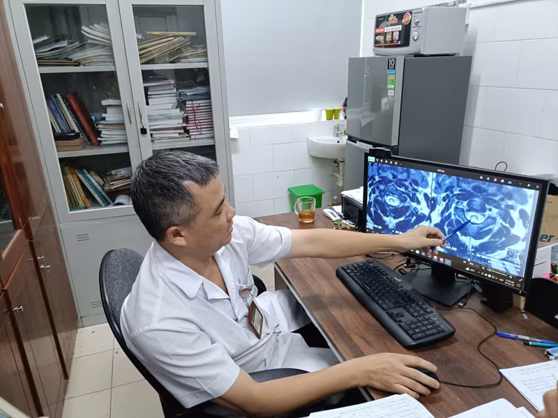 TS.BS Nguyễn Trung Nguyên chia sẻ với ANTĐ về kết quả chụp chiếu của một bệnh nhân