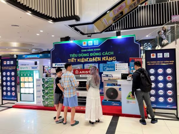 Gian hàng xanh tại trung tâm thương mại giới thiệu các sản phẩm tiết kiệm điện