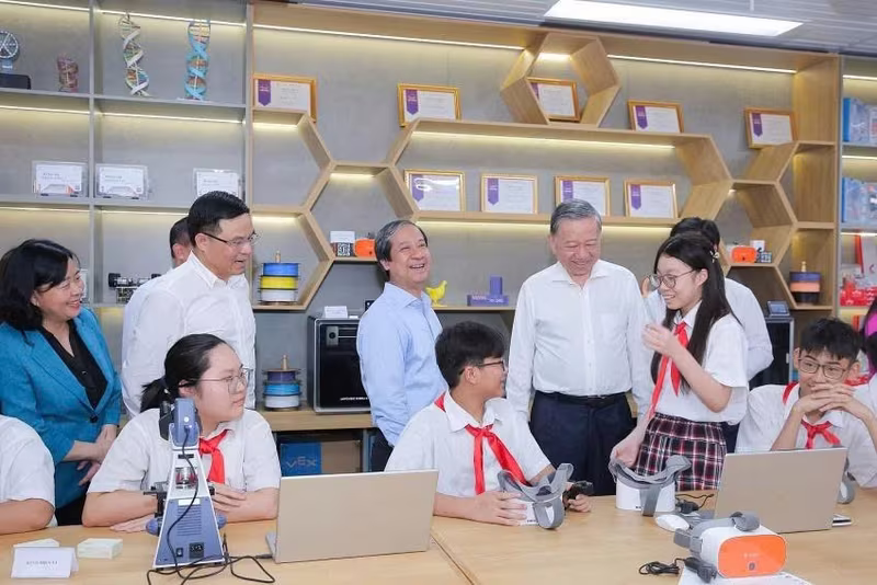 Tổng Bí thư Tô Lâm tham quan và trò chuyện với các em học sinh tại Phòng thực hành giáo dục STEM trường THCS Cầu Giấy.