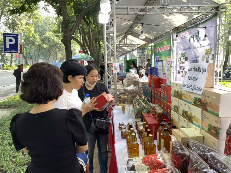Hơn 60 gian hàng giới thiệu sản phẩm OCOP, ẩm thực, dịch vụ an toàn, thân thiện với môi trường trong ngày hội Hơn 60 gian hàng giới thiệu sản phẩm OCOP, ẩm thực, dịch vụ an toàn, thân thiện với môi trường trong ngày hội