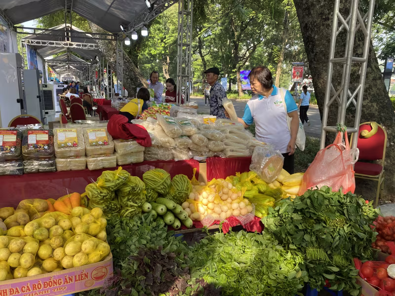 Phụ nữ cần tuyên truyền, vận động để mỗi người dân thực sự thay đổi hành vi về sản xuất, kinh doanh, chế biến và tiêu dùng an toàn. Phụ nữ cần tuyên truyền, vận động để mỗi người dân thực sự thay đổi hành vi về sản xuất, kinh doanh, chế biến và tiêu dùng an toàn.