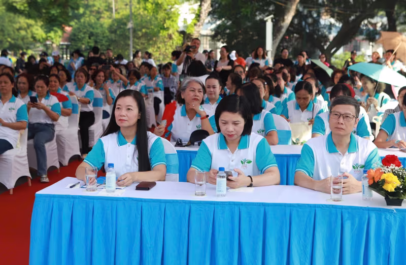 Phó Chủ tịch Hội LHPN Việt Nam Nguyễn Thị Thu Hiền (ngoài cùng bên trái) cùng các đại biểu tại ngày hội Phó Chủ tịch Hội LHPN Việt Nam Nguyễn Thị Thu Hiền (ngoài cùng bên trái) cùng các đại biểu tại ngày hội