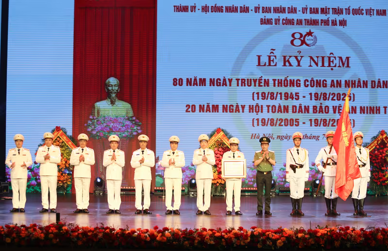 Đại tướng Lương Tam Quang - Ủy viên Bộ Chính trị, Bí thư Đảng ủy Công an Trung ương, Bộ trưởng Bộ Công an trao Huân chương Chiến công hạng Nhất cho CATP Hà Nội Đại tướng Lương Tam Quang - Ủy viên Bộ Chính trị, Bí thư Đảng ủy Công an Trung ương, Bộ trưởng Bộ Công an trao Huân chương Chiến công hạng Nhất cho CATP Hà Nội