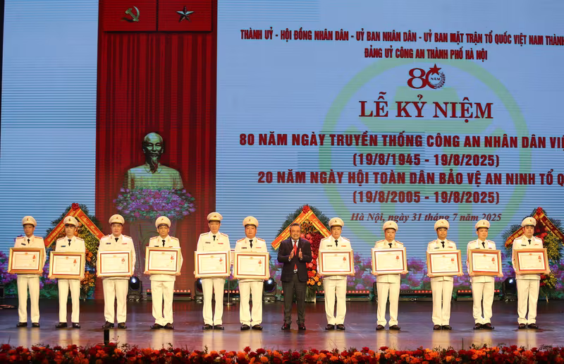 Đồng chí Trần Sỹ Thanh - Ủy viên Trung ương Đảng, Phó Bí thư Thành ủy, Chủ tịch UBND TP Hà Nội trao Huân chương Chiến công hạng Nhất, hạng Nhì, hạng Ba cho các tập thể, cá nhân của CATP Hà Nội Đồng chí Trần Sỹ Thanh - Ủy viên Trung ương Đảng, Phó Bí thư Thành ủy, Chủ tịch UBND TP Hà Nội trao Huân chương Chiến công hạng Nhất, hạng Nhì, hạng Ba cho các tập thể, cá nhân của CATP Hà Nội