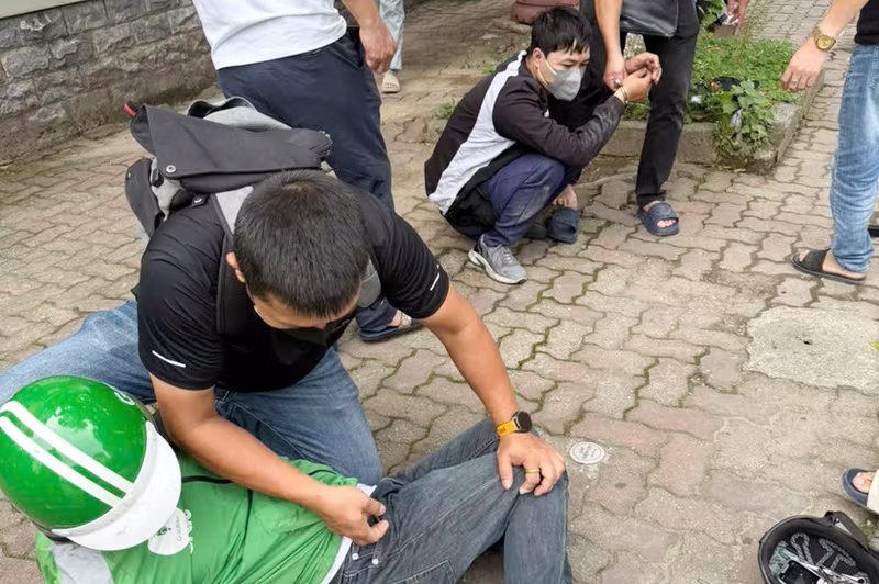 Đào Văn Âu (áo đen) tại thời điểm bị các trinh sát hình sự Công an phường Từ Liêm hóa trang, mật phục bắt giữ Đào Văn Âu (áo đen) tại thời điểm bị các trinh sát hình sự Công an phường Từ Liêm hóa trang, mật phục bắt giữ