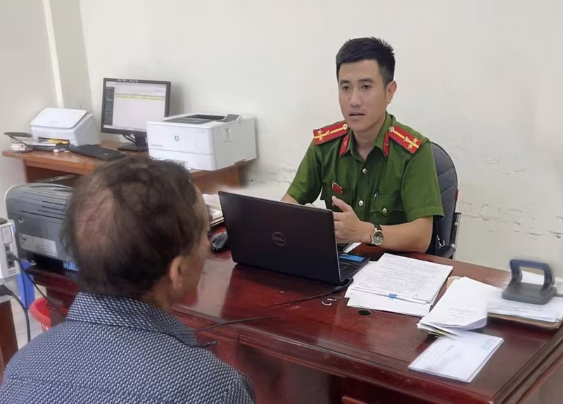 Cán bộ Công an xã Kỳ Anh trao đổi với ông N.V.L về thủ đoạn của các đối tượng lừa đảo Cán bộ Công an xã Kỳ Anh trao đổi với ông N.V.L về thủ đoạn của các đối tượng lừa đảo