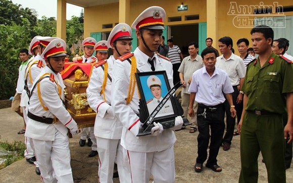 Đấu súng truy bắt toán người buôn ma túy, một chiến sỹ công an hy sinh ảnh 1 Đấu súng truy bắt toán người buôn ma túy, một chiến sỹ công an hy sinh ảnh 1