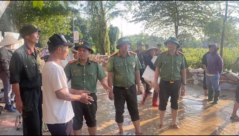 Thiếu tướng Nguyễn Hồng Nguyên, Phó Chánh văn phòng Bộ Công an và Đại tá Nguyễn Tiến Đạt, Phó Giám đốc Công an thành phố Hà Nội động viên CBCS và thăm hỏi bà con vùng ngập nước xã Đa Phúc Thiếu tướng Nguyễn Hồng Nguyên, Phó Chánh văn phòng Bộ Công an và Đại tá Nguyễn Tiến Đạt, Phó Giám đốc Công an thành phố Hà Nội động viên CBCS và thăm hỏi bà con vùng ngập nước xã Đa Phúc