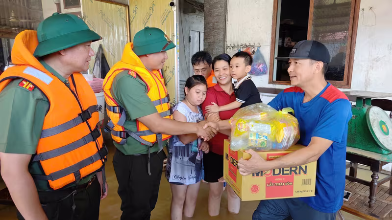 Đại tá Nguyễn Tiến Đạt, Phó Giám đốc Công an thành phố Hà Nội thăm, động viên gia đình bị ngập sâu tại xã Trung Giã Đại tá Nguyễn Tiến Đạt, Phó Giám đốc Công an thành phố Hà Nội thăm, động viên gia đình bị ngập sâu tại xã Trung Giã