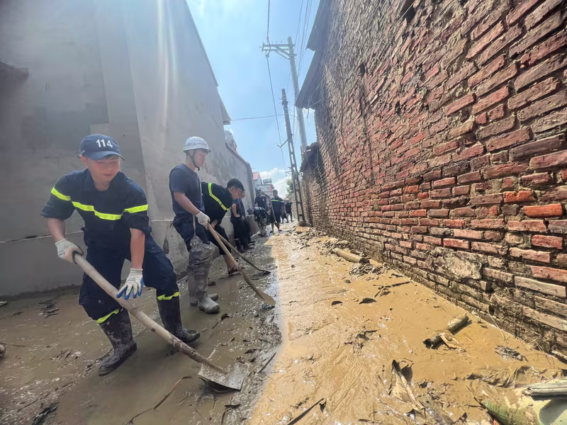 CBCS hỗ trợ dọn dẹp môi trường, đường làng ngõ xóm xã Đa Phúc