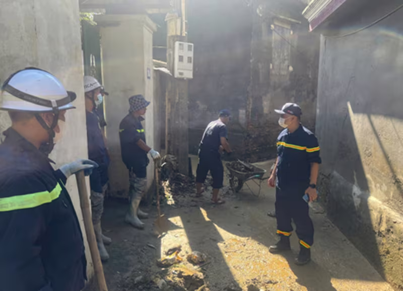 Thượng tá Nguyễn Lê Cường - Phó Trưởng phòng Cảnh sát PCCC và CNCH chỉ đạo CBCS thực hiện các nhiệm vụ hỗ trợ nhân dân tại thôn Ngô Đạo, xã Đa Phúc