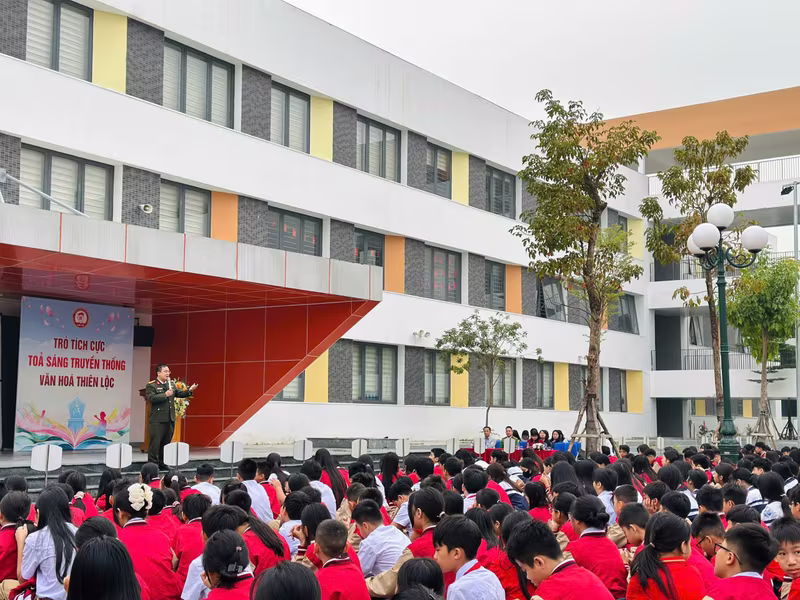 Thiếu tá Nguyễn Tùng Anh - báo cáo viên của Công an xã Thiên Lộc tuyên truyền, phổ biến pháp luật cho học sinh Trường THCS Kim Nỗ