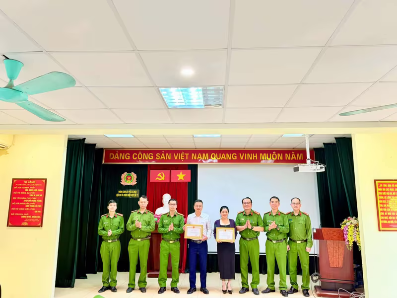 Trung tá Vũ Ngọc Tân - Đội trưởng Đội Chữa cháy và CNCH khu vực số 11 chúc mừng 2 đơn vị được tôn vinh