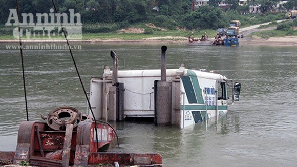 Qua sông bằng phà, xe container lao thẳng xuống sông ảnh 1 Qua sông bằng phà, xe container lao thẳng xuống sông ảnh 1