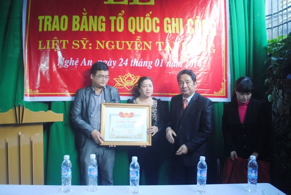 Trao bằng Tổ quốc ghi công cho Phó giám đốc sở hi sinh khi cứu trợ lũ lụt ảnh 1 Trao bằng Tổ quốc ghi công cho Phó giám đốc sở hi sinh khi cứu trợ lũ lụt ảnh 1