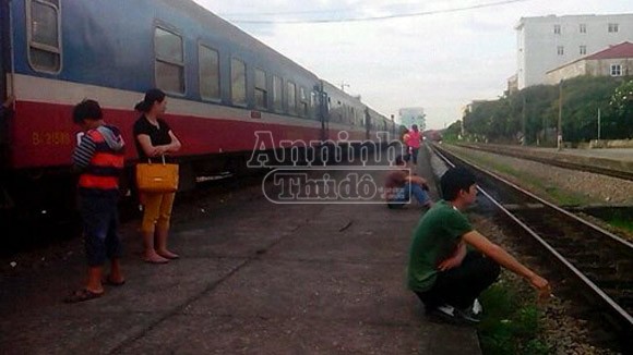 Ô tô tải lật ngang đường ray, gần nghìn hành khách "nóng ruột" chờ tàu ảnh 1 Ô tô tải lật ngang đường ray, gần nghìn hành khách "nóng ruột" chờ tàu ảnh 1