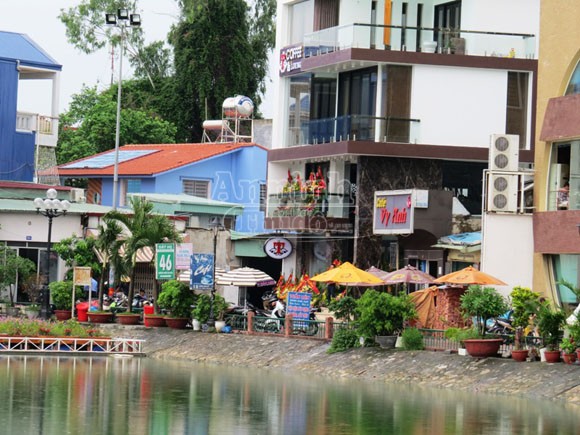 Đấu súng kinh hoàng lúc nửa đêm, một người đàn ông nhảy xuống hồ thoát thân ảnh 1 Đấu súng kinh hoàng lúc nửa đêm, một người đàn ông nhảy xuống hồ thoát thân ảnh 1