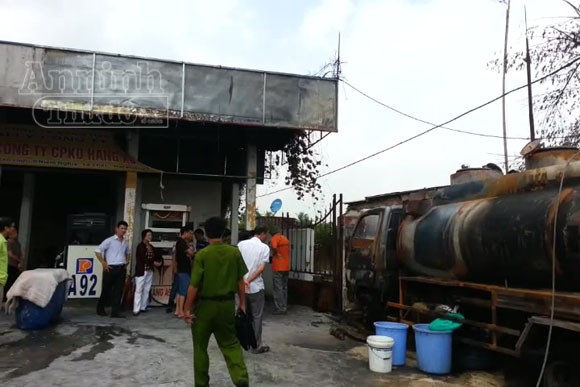 Xe bồn chở xăng cháy rụi khi đang bơm tại cây xăng ảnh 5 Xe bồn chở xăng cháy rụi khi đang bơm tại cây xăng ảnh 5