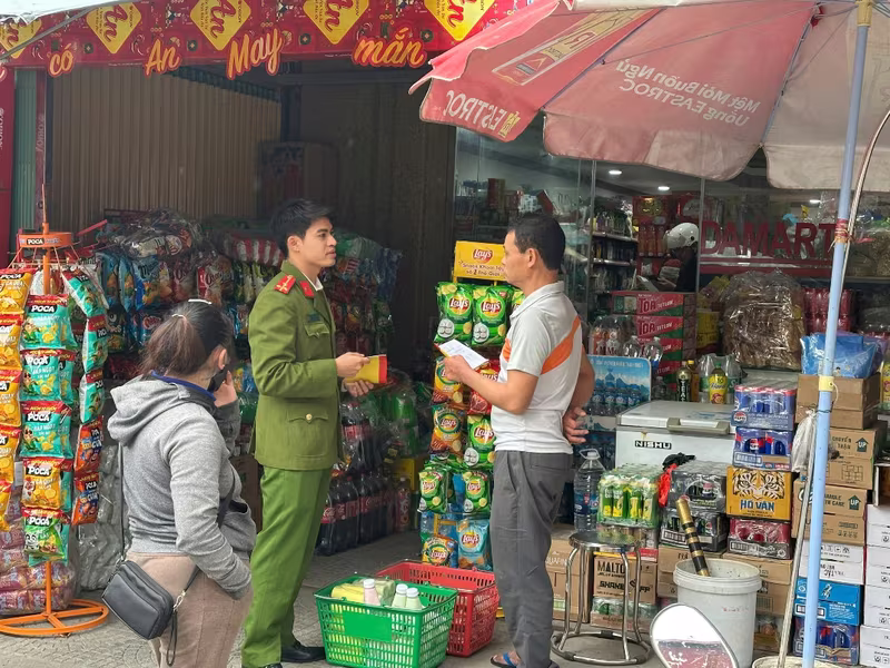 Tổ chức phát tài liệu tuyên truyền PCCC và CNCH