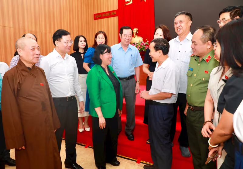 Đồng chí Bùi Thị Minh Hoài, Ủy viên Bộ Chính trị, Bí thư Thành ủy, Trưởng đoàn đại biểu Quốc hội thành phố Hà Nội trao đổi với cử tri về tổ chức chính quyền địa phương 2 cấp