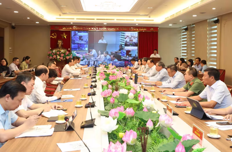 Phó Bí thư Thường trực Thành uỷ Nguyễn Văn Phong và các đồng chí lãnh đạo thành phố tại Hội nghị đánh giá tình hình triển khai vận hành mô hình chính quyền địa phương 2 cấp trên địa bàn TP Hà Nội