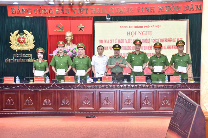 Chi cục Thuế khu vực I, Công an thành phố Hà Nội và cá nhân có thành tích xuất sắc được khen thưởng Chi cục Thuế khu vực I, Công an thành phố Hà Nội và cá nhân có thành tích xuất sắc được khen thưởng